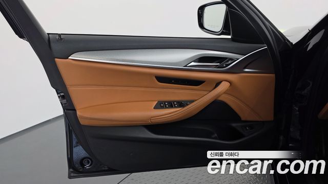 BMW 5-Series 2018 — photo 14