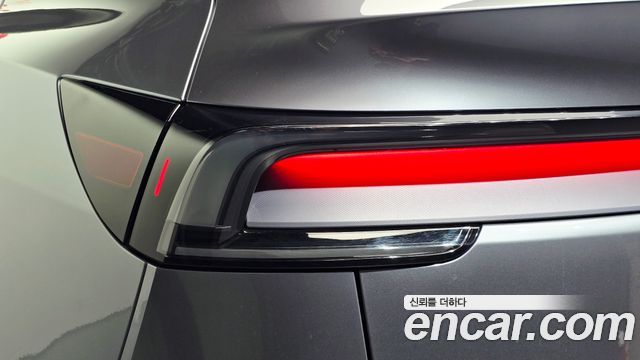 Tesla Model Y 2025 — photo 9