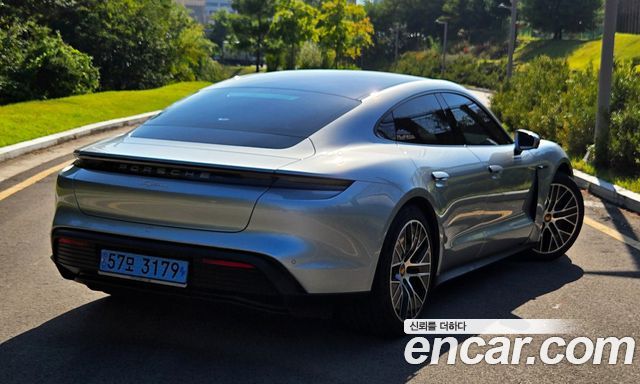Porsche Taycan 2022 — photo 2