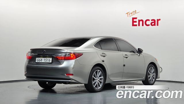 Lexus ES 2017 — photo 2