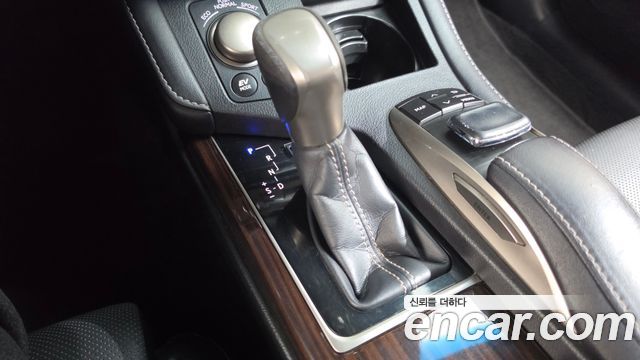 Lexus ES 2017 — photo 9