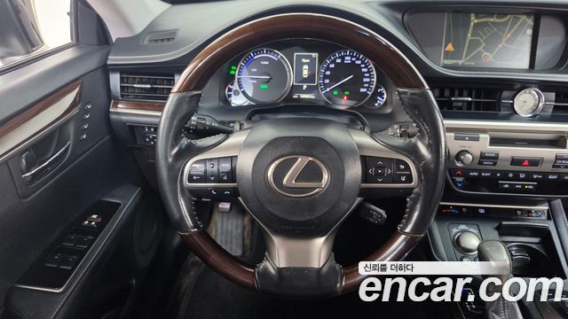 Lexus ES 2017 — photo 13