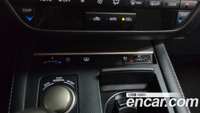 Lexus ES 2017 — photo 16