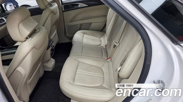 Lincoln MKZ 2018 — photo 11