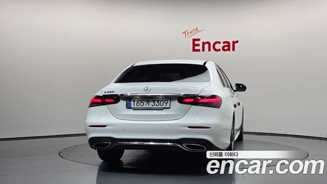 Mercedes-Benz E-Class 2023 — photo 4