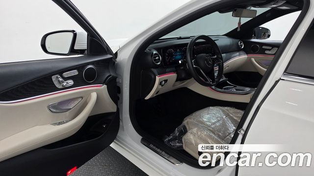 Mercedes-Benz E-Class 2023 — photo 13