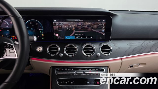 Mercedes-Benz E-Class 2023 — photo 18