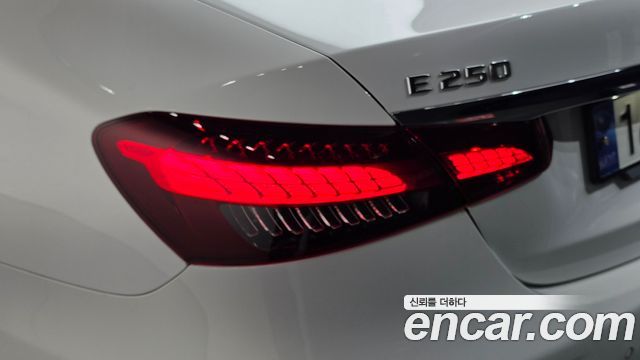 Mercedes-Benz E-Class 2023 — photo 9