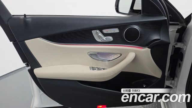 Mercedes-Benz E-Class 2023 — photo 14