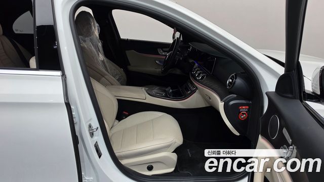 Mercedes-Benz E-Class 2023 — photo 16