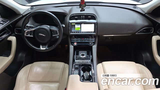 Jaguar F-PACE 2018 — photo 10