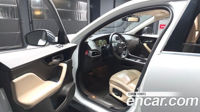 Jaguar F-PACE 2018 — photo 13