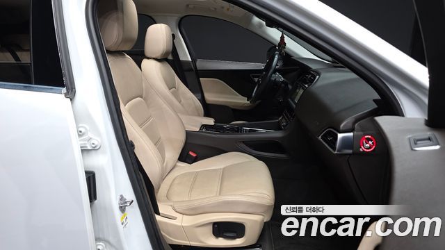 Jaguar F-PACE 2018 — photo 17