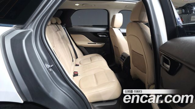 Jaguar F-PACE 2018 — photo 18