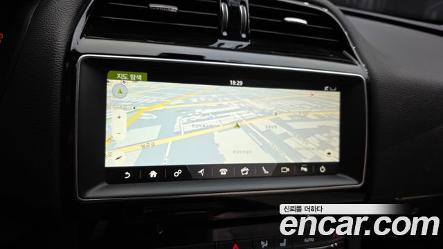 Jaguar F-PACE 2018 — photo 20