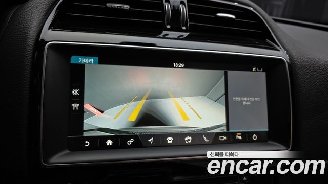 Jaguar F-PACE 2018 — photo 21