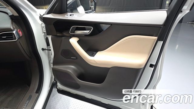Jaguar F-PACE 2018 — photo 14