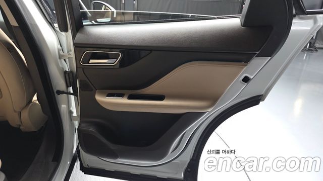 Jaguar F-PACE 2018 — photo 15
