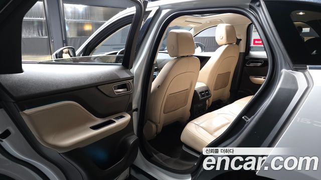 Jaguar F-PACE 2018 — photo 16