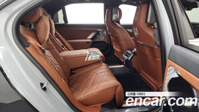 BMW i7 2023 — photo 17