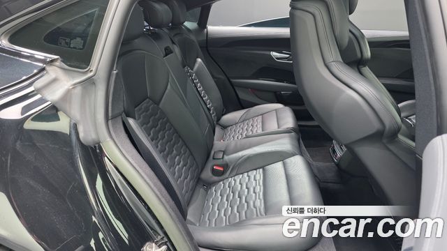 Audi e-tron GT 2022 — photo 17