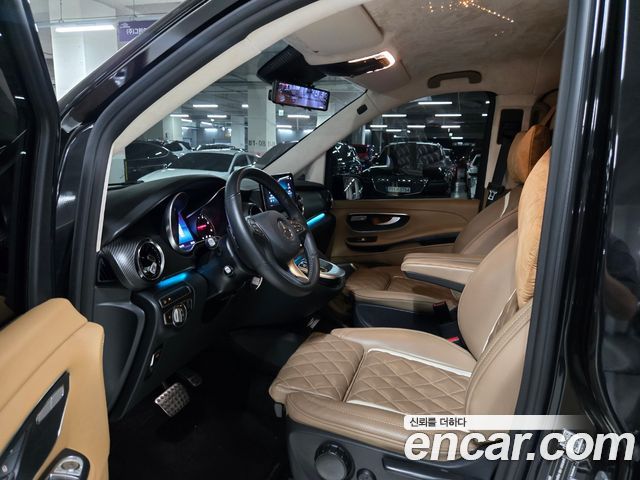 Mercedes-Benz V-Class 2023 — photo 5