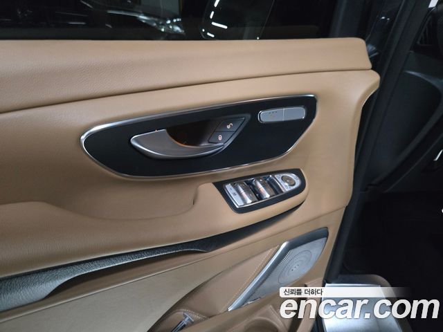 Mercedes-Benz V-Class 2023 — photo 6