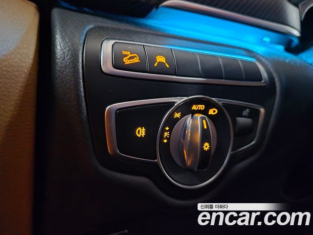 Mercedes-Benz V-Class 2023 — photo 8