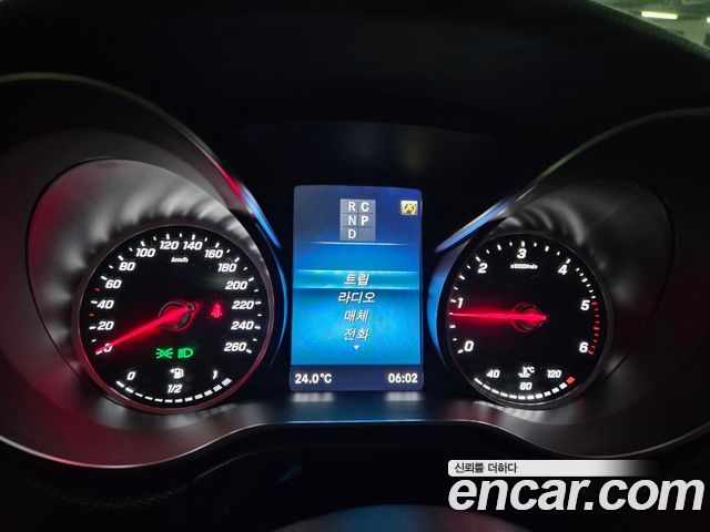 Mercedes-Benz V-Class 2023 — photo 9