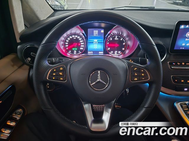 Mercedes-Benz V-Class 2023 — photo 10