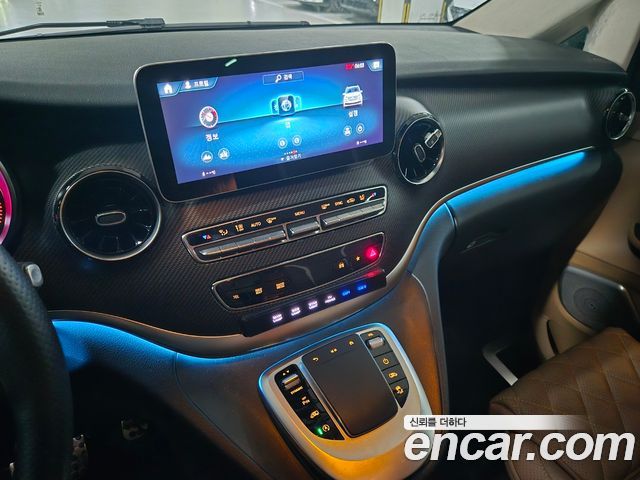 Mercedes-Benz V-Class 2023 — photo 11