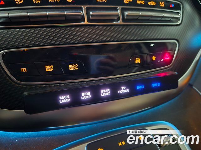 Mercedes-Benz V-Class 2023 — photo 12