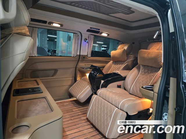 Mercedes-Benz V-Class 2023 — photo 14