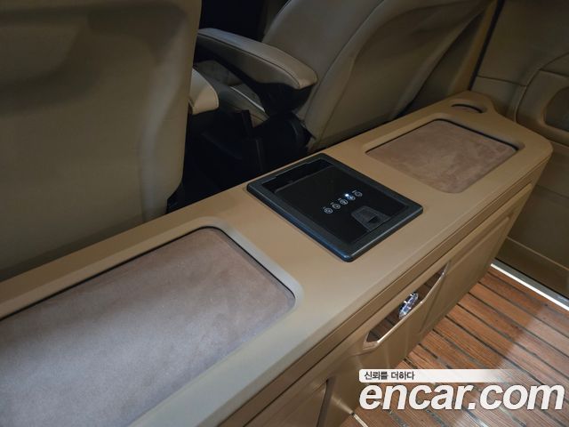 Mercedes-Benz V-Class 2023 — photo 15
