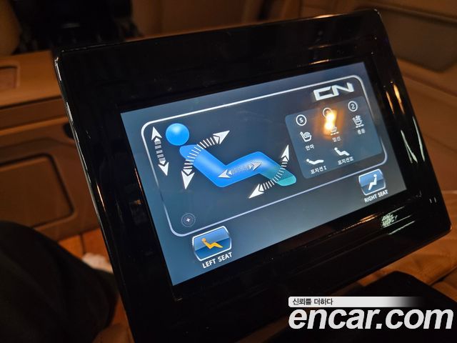 Mercedes-Benz V-Class 2023 — photo 16
