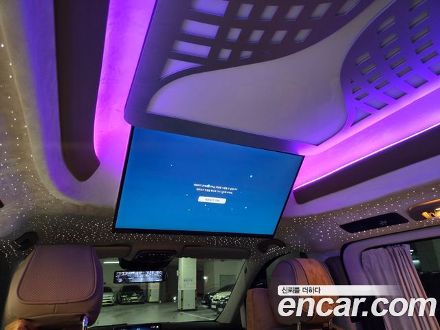 Mercedes-Benz V-Class 2023 — photo 17