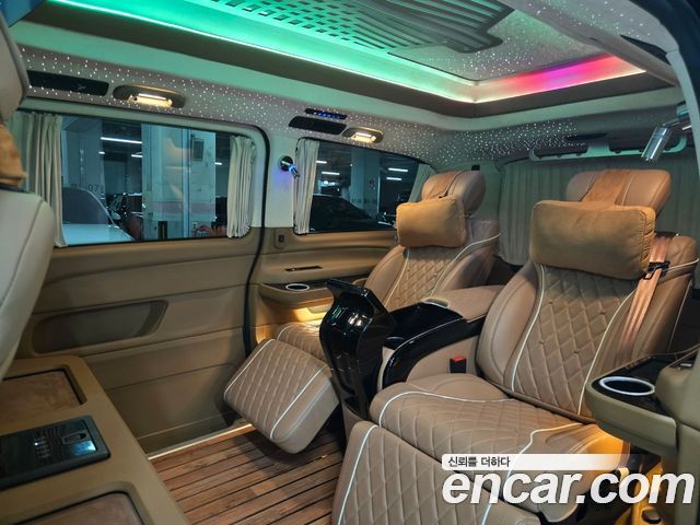 Mercedes-Benz V-Class 2023 — photo 18