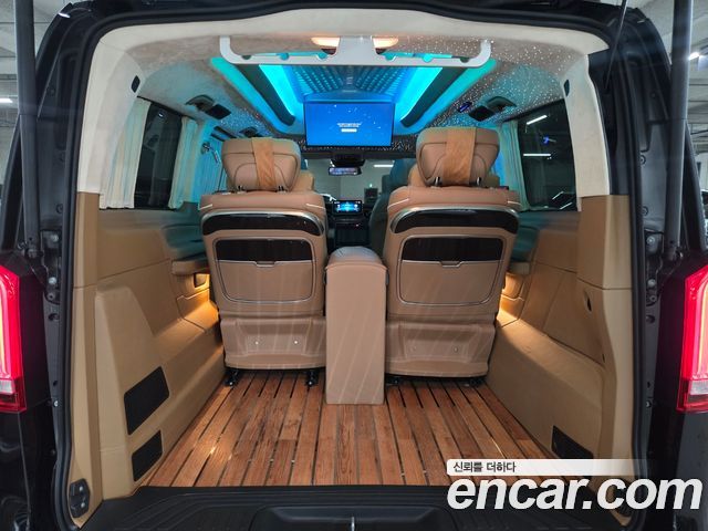 Mercedes-Benz V-Class 2023 — photo 19
