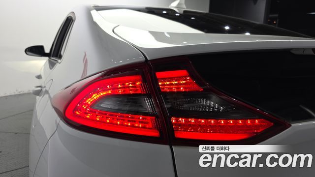 Hyundai Ioniq 2016 — photo 9