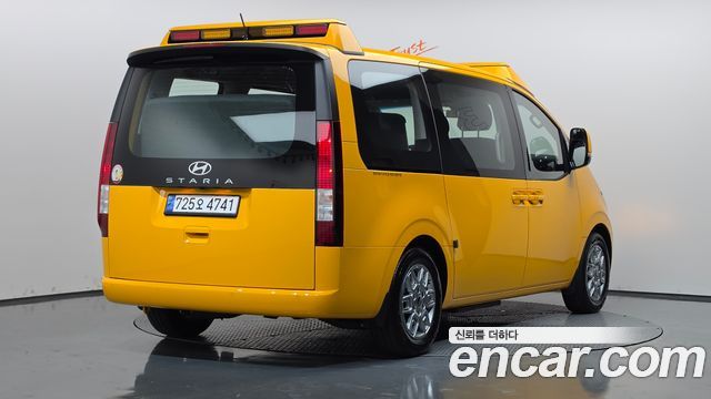 Hyundai Staria 2025 — photo 2