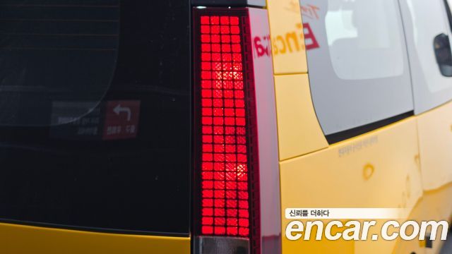 Hyundai Staria 2025 — photo 9