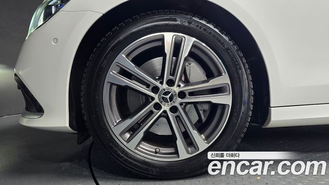 Mercedes-Benz E-Class 2022 — photo 5