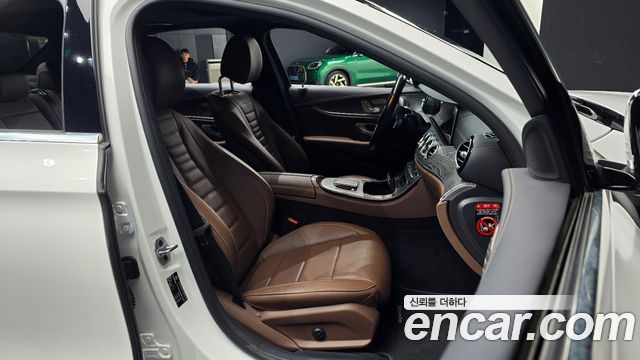Mercedes-Benz E-Class 2022 — photo 13