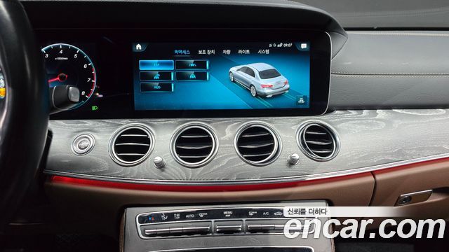 Mercedes-Benz E-Class 2022 — photo 21