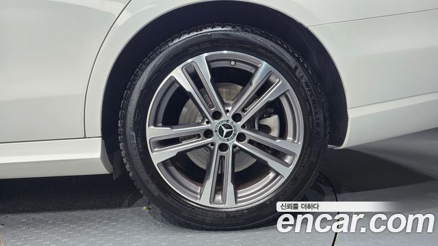Mercedes-Benz E-Class 2022 — photo 7
