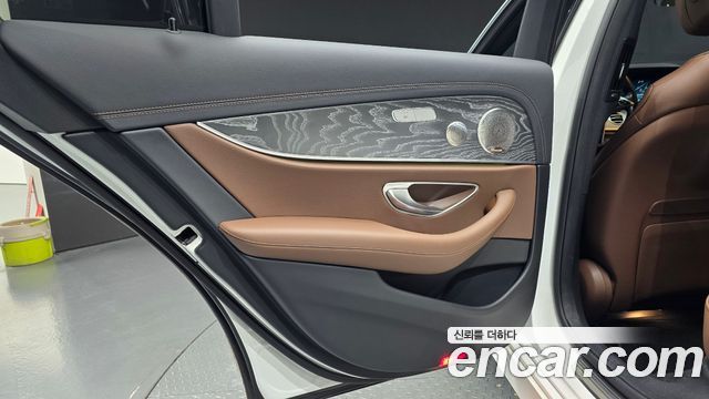 Mercedes-Benz E-Class 2022 — photo 15