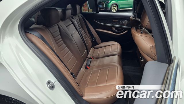Mercedes-Benz E-Class 2022 — photo 16