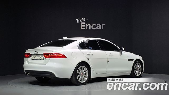 Jaguar XE 2017 — photo 2