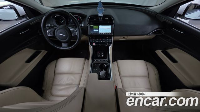 Jaguar XE 2017 — photo 7