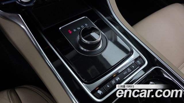 Jaguar XE 2017 — photo 9